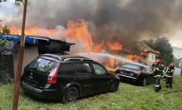 Incendiu devastator în Fălticeni. Ard două locuințe de pe strada 1 Mai. Flăcările au cuprins și un autoturism