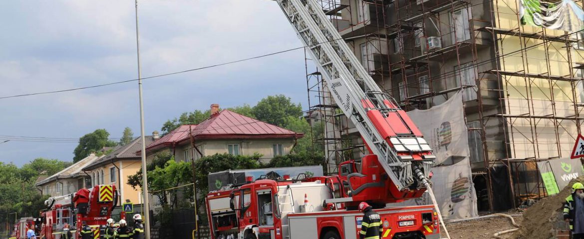 Un nou incendiu în Fălticeni. Arde acoperișul unui bloc. Pompierii intervin pentru lichidarea acestuia