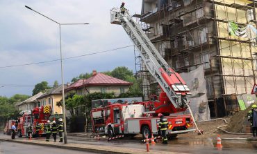 Un nou incendiu în Fălticeni. Arde acoperișul unui bloc. Pompierii intervin pentru lichidarea acestuia
