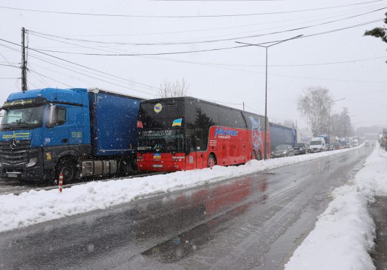 Municipiul Fălticeni este blocat de la un capăt la altul. Sute de autotrenuri și autocisterne au paralizat traficul auto