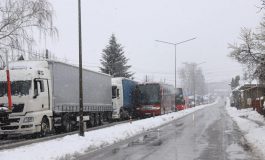 Restricție ridicată pentru mașinile de tonaj. Circulația s-a reluat între Fălticeni și Suceava. Coloană de mașini de 8 km