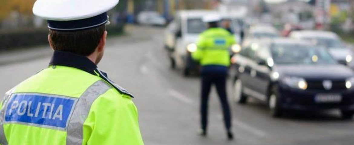 Polițiștii fălticeneni au circulat cu autospeciala neinscripționată și i-au lăsat pietoni pe turiștii indisciplinați