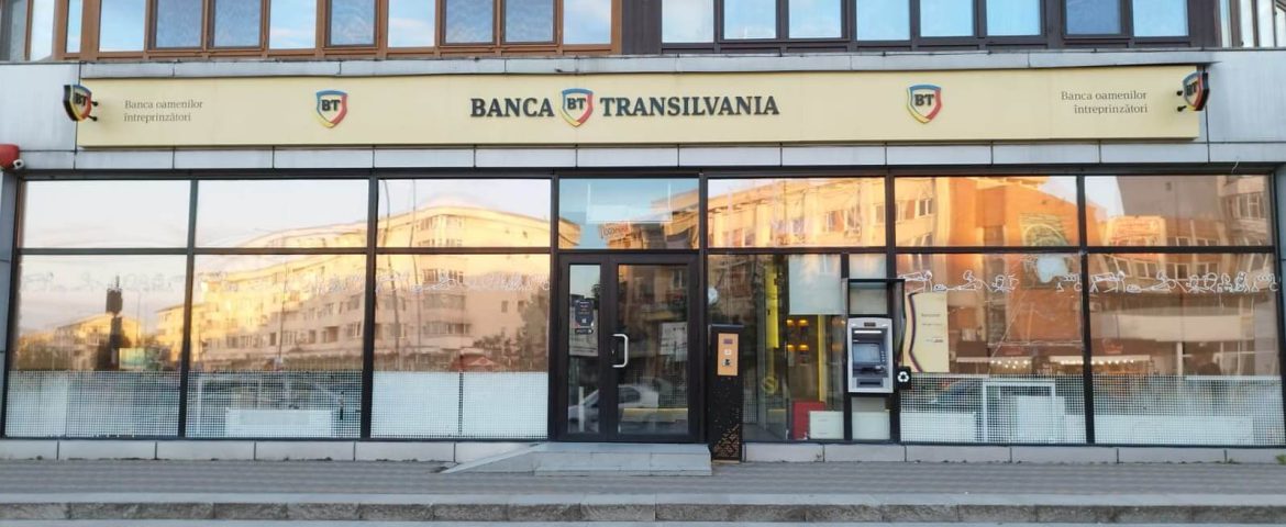 Trei geamuri ale Băncii Transilvania au fost sparte de un fălticenean băut. Polițiștii au întocmit dosar penal