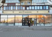 Trei geamuri ale Băncii Transilvania au fost sparte de un fălticenean băut. Polițiștii au întocmit dosar penal