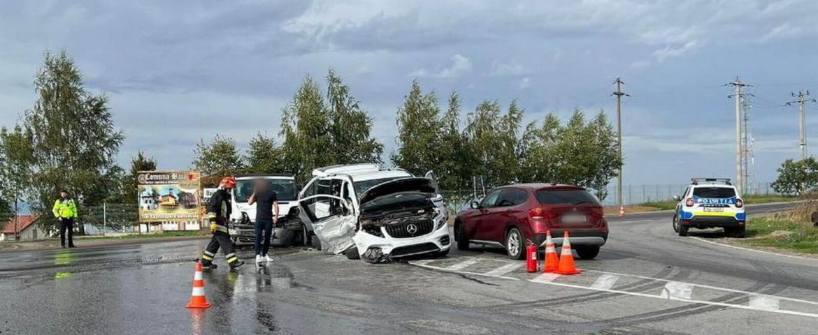 Accident rutier la ieșirea din Fălticeni spre Baia. Două mașini s-au ciocnit pe fondul unei neacordări de prioritate