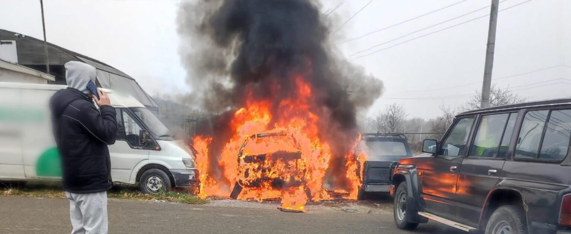 Incendiu puternic în municipiul Fălticeni. Un autoturism este distrus în totalitate și alte două sunt afectate parțial