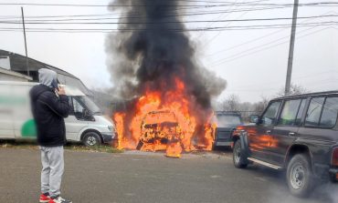 Incendiu puternic în municipiul Fălticeni. Un autoturism este distrus în totalitate și alte două sunt afectate parțial