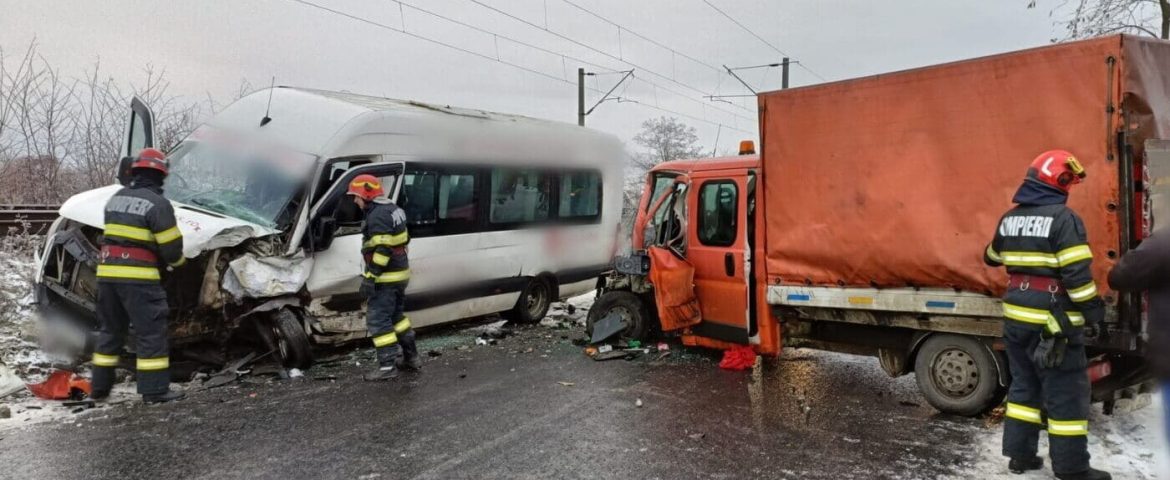Accident rutier pe raza orașului Liteni. Un microbuz și un autovehicul s-au ciocnit. Șase persoane au fost rănite