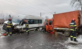 Accident rutier pe raza orașului Liteni. Un microbuz și un autovehicul s-au ciocnit. Șase persoane au fost rănite