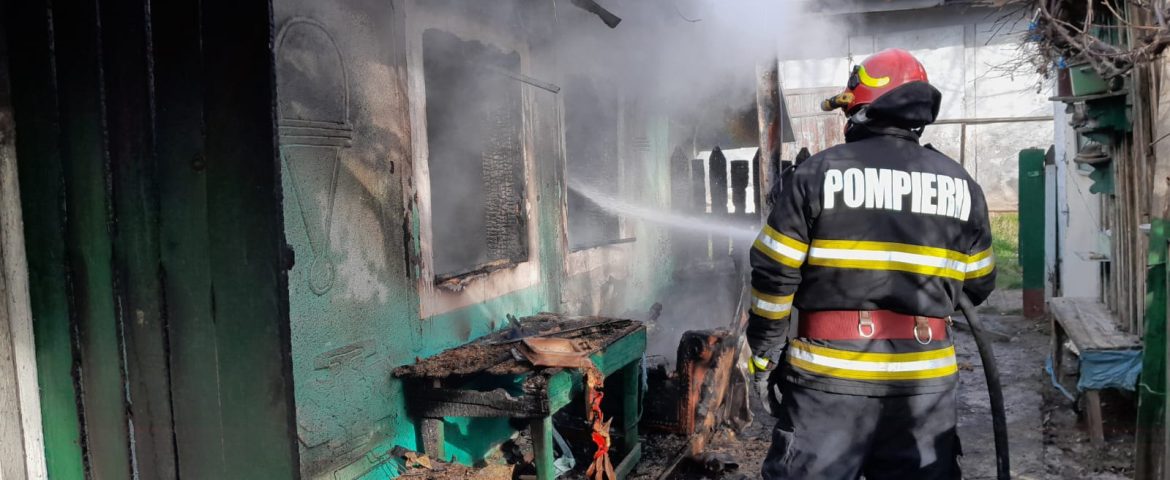 Incendiu declanșat într-o casă din comuna Bunești. Pompierii au descoperit trupul unei persoane carbonizate