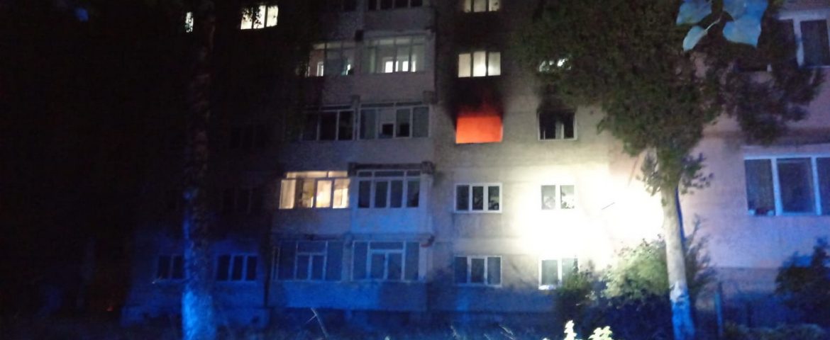 Incendiu într-un apartament din municipiul Fălticeni. Un bărbat s-a intoxicat cu fum și s-a ars la una dintre mâini