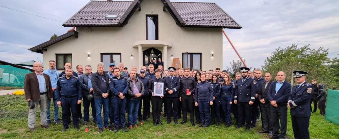 Respect și omagiu. 70 de polițiști din Fălticeni și de la secțiile rurale și-au luat rămas bun de la colegul Petru Lupu