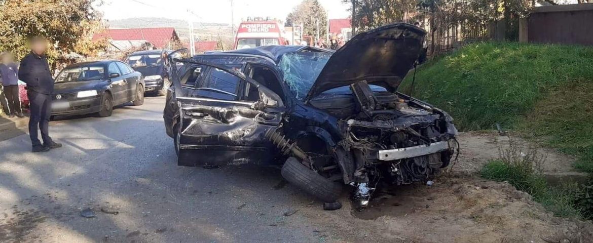 Accident rutier grav în Fălticeni. Un autoturism s-a izbit într-un podeț. Șoferul este în stare de inconștiență