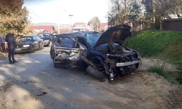 Accident rutier grav în Fălticeni. Un autoturism s-a izbit într-un podeț. Șoferul este în stare de inconștiență