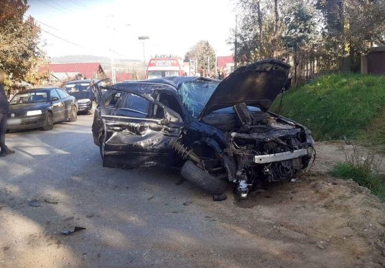 Accident rutier grav în Fălticeni. Un autoturism s-a izbit într-un podeț. Șoferul este în stare de inconștiență