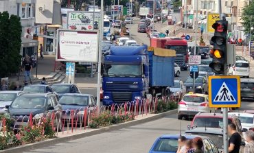 Haos și blocaje rutiere în centru și pe principalele străzi din Fălticeni. Lipsa Variantei Ocolitoare se face simțită