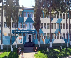 Centrul Medical din Fălticeni își descoperă noua identitate vizuală și linia de culori adoptată la exteriorul clădirii