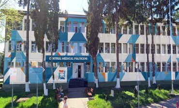 Centrul Medical din Fălticeni își descoperă noua identitate vizuală și linia de culori adoptată la exteriorul clădirii