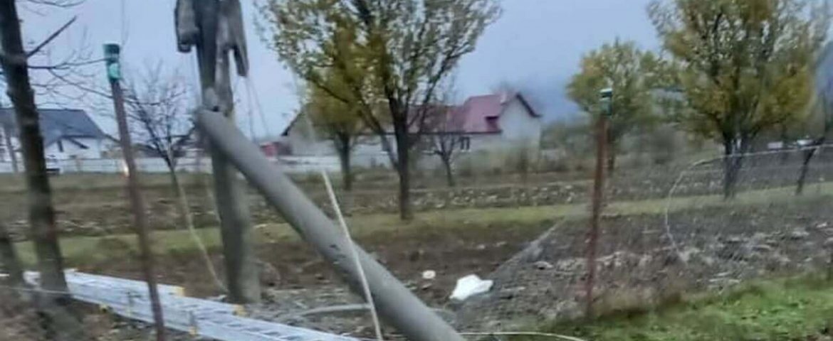 Incident mortal în comuna Mălini. Un electrician și-a pierdut viața. Un stâlp din beton s-a prăbușit