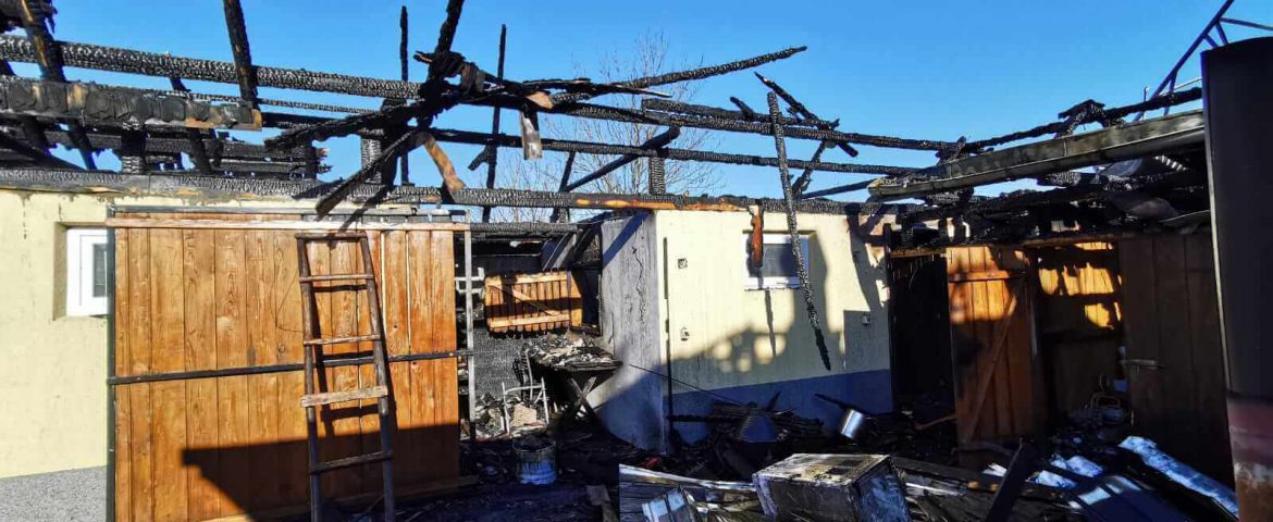 Incendiu în comuna Boroaia. Flăcările au mistuit acoperișurile unor anexe gospodărești din satul Moișa