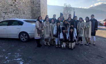 Primarul Vlăduț Gherman și un grup de elevi s-au rugat  la Mănăstirea Slatina pentru români și pentru țară