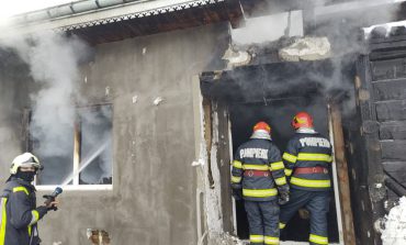 Un tânăr cu probleme psihice este autorul incendiilor din satul Dumbrava. El și-a incendiat propria casă și locuința tatălui său