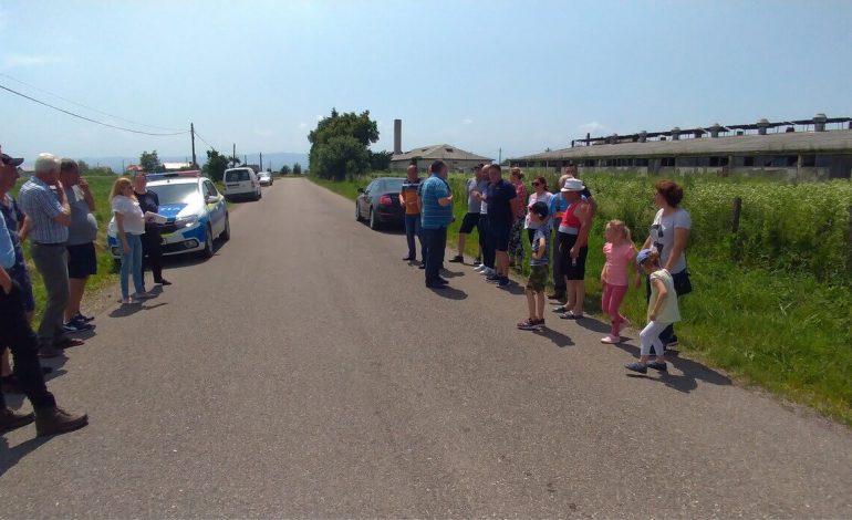Locuitorii din Comuna Fântâna Mare s-au revoltat! Ei nu mai suportă mirosul groaznic al gunoiului de pasăre