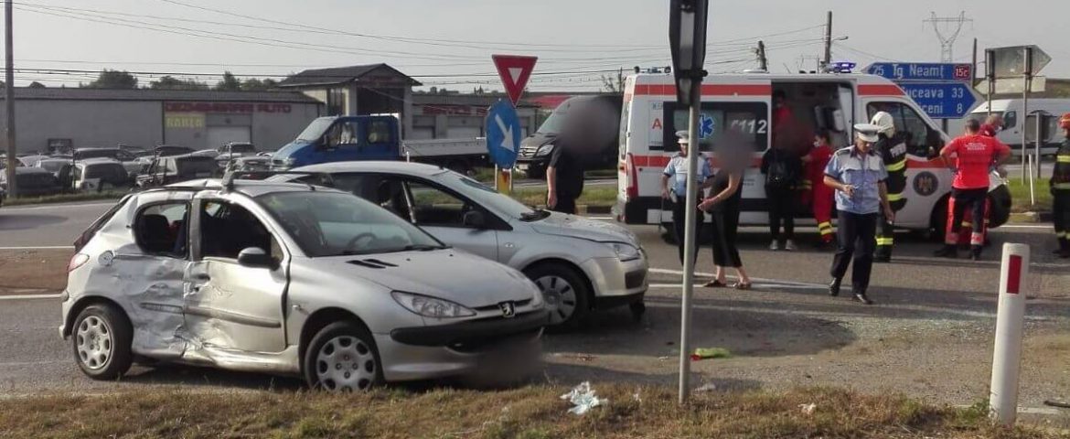 Accident rutier la Praxia. Coliziune între un autotren și două autoturisme. La spital au ajuns trei răniți