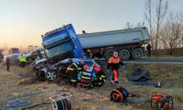 Accident mortal între Rădășeni și Cornu Luncii.  Coliziune între un autotren, un vehicul cu platformă și un autoturism. Două persoane au rămas încarcerate