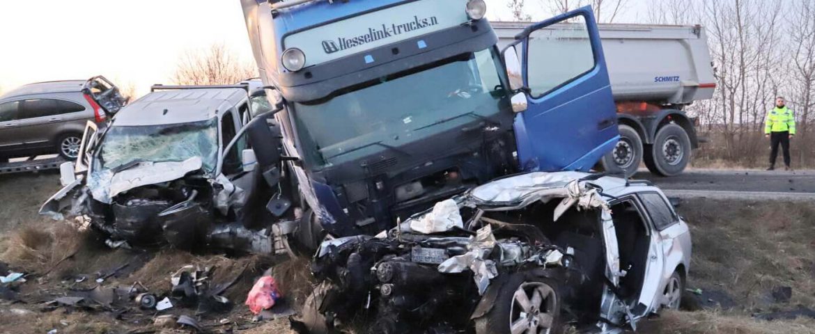 Două persoane din Fălticeni se aflau în mașina implicată în cumplitul accident de ieri. Mama era la volan și și-a pierdut viața. Fiica este internată în spital