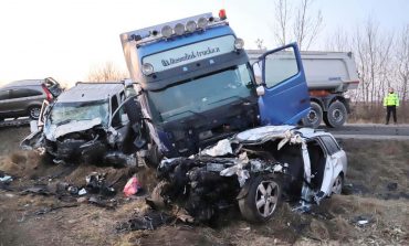 Două persoane din Fălticeni se aflau în mașina implicată în cumplitul accident de ieri. Mama era la volan și și-a pierdut viața. Fiica este internată în spital