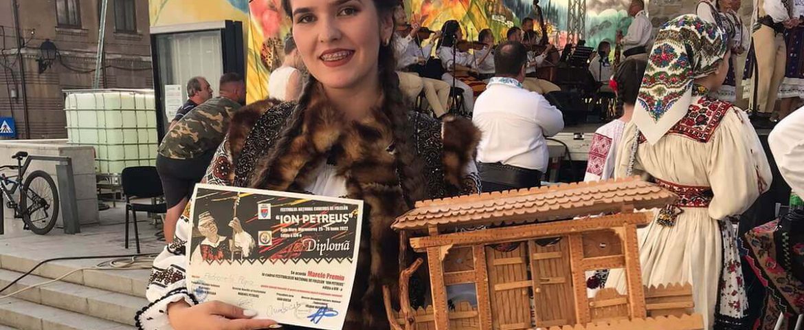 Solista Petronela Popa și-a adjudecat Marele Premiu și Trofeul Festivalului Național de Folclor „Ion Petreuș”