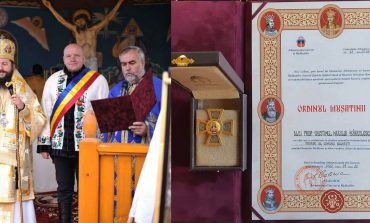 Distincție de vrednicie pentru primarul comunei Dolhești. P.S. Damaschin i-a înmânat Ordinul și Crucea Mușatină