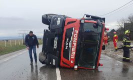 Polițiștii fălticeneni l-au sancționat cu avertisment pe șoferul care s-a răsturnat cu autospeciala de pompieri