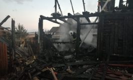 Incendiu în comuna Mălini. Locuința și anexa sunt în flăcări. Atac de panică suferit de proprietara casei