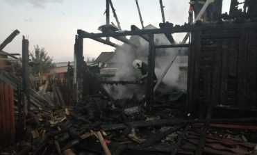 Incendiu în comuna Mălini. Locuința și anexa sunt în flăcări. Atac de panică suferit de proprietara casei