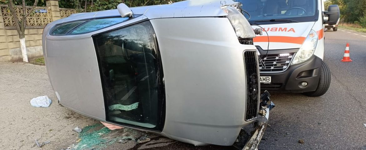 Accident rutier în comuna Bunești. Autoturism răsturnat pe șosea. Trei persoane au fost transportate la spital