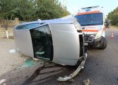 Accident rutier în comuna Bunești. Autoturism răsturnat pe șosea. Trei persoane au fost transportate la spital