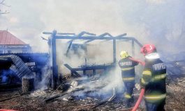 Incendiu produs într-o gospodărie din comuna Râșca. Pompierii militari și civili au intervenit cu patru autospeciale