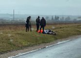 Accident rutier pe raza comunei Baia. Un tânăr s-a oprit cu mopedul în afara șoselei. El nu deține permis auto