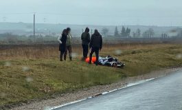 Accident rutier pe raza comunei Baia. Un tânăr s-a oprit cu mopedul în afara șoselei. El nu deține permis auto