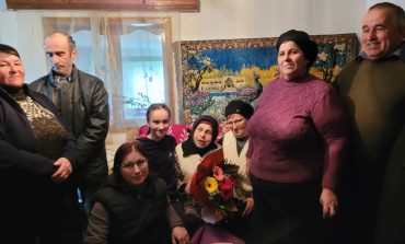 100 de ani împliniți de străbunica Maria Beșleagă. Familia, preoții și autoritățile comunei Rădășeni au sărbătorit-o