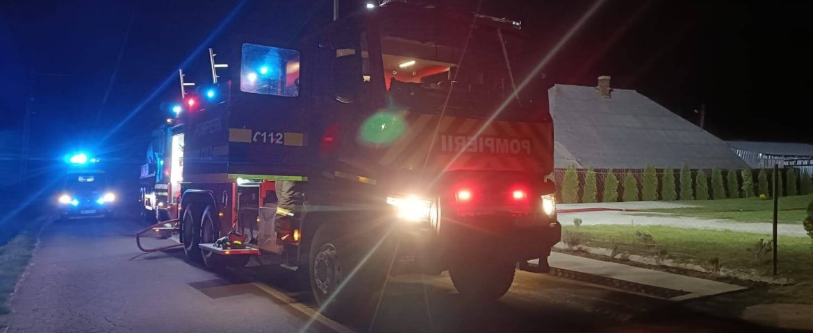 Incendiu declanșat la acoperișul unei case din comuna Hârtop. Pompierii acționează cu trei autospeciale