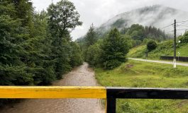 Ploile torențiale au inundat 10 gospodării din comuna Mălini. Lucrătorii SVSU au intervenit în satul Poiana Mărului