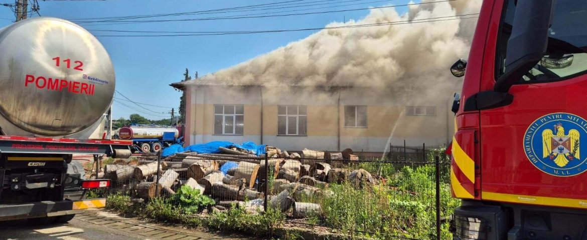 Incendiu puternic în comuna Slatina. Arde acoperișul unei școli. Pompierii intervin cu opt autospeciale de stingere