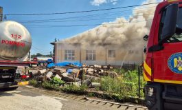 Incendiu puternic în comuna Slatina. Arde acoperișul unei școli. Pompierii intervin cu opt autospeciale de stingere
