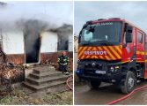 Incendiu în satul Bogata. Flăcările ard în interiorul unei case. Paramedicii au transportat un bărbat la spital