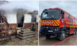 Incendiu în satul Bogata. Flăcările ard în interiorul unei case. Paramedicii au transportat un bărbat la spital