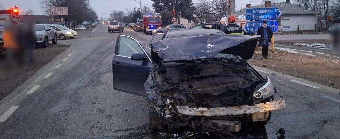 Accident rutier în comuna Cornu Luncii. Trei persoane au ajuns la spital. Coliziune produsă în zona unei intersecții