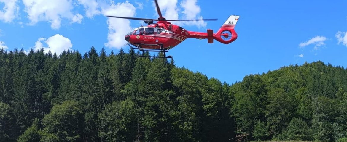 Un elicopter SMURD va ateriza în satul Slătioara. Bărbatul prins sub tractorul agricol are multiple traumatisme